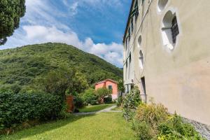 un edificio con una montaña al fondo en the Roman Bridge-parking-wifi-2 min from the sea, en Recco