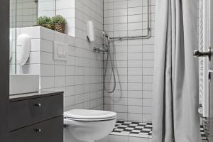 Bilik mandi di Astro Apartments +37 gambar