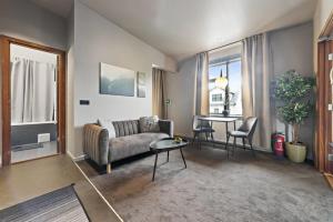 Ruang duduk di Astro Apartments