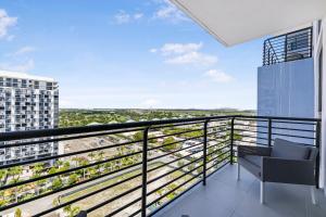En balkon eller terrasse på Modern Doral Condo w Free Parking