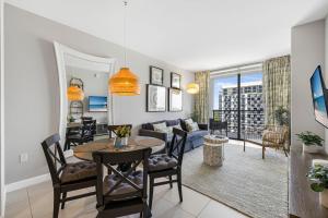 Χώρος καθιστικού στο Modern Doral Condo w Free Parking