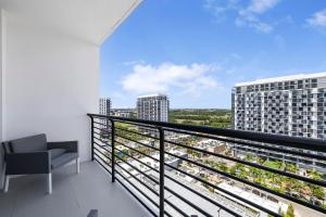 Μπαλκόνι ή βεράντα στο Modern Doral Condo w Free Parking