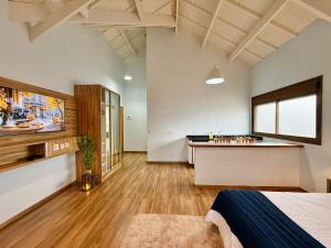 a room with a bed and a desk in it at Boulevard Montreal in Monte Verde