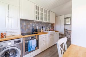 Kuchyň nebo kuchyňský kout v ubytování Balcony and Terrace with View and 15min to Interlaken