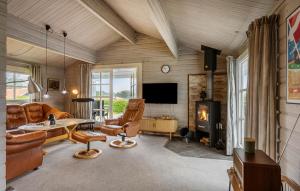 een woonkamer met lederen meubels en een open haard bij Holiday Home Teglbakken Xii in Egernsund