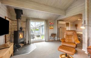 een woonkamer met een stoel en een open haard bij Holiday Home Teglbakken Xii in Egernsund