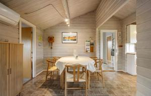 een eetkamer met een tafel en stoelen bij Holiday Home Teglbakken Xii in Egernsund