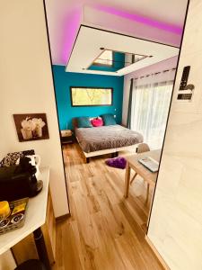 Posedenie v ubytovaní Love room avec jacuzzi intérieur proche Blagnac