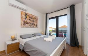 Voodi või voodid majutusasutuse Gorgeous Home In Posedarje toas