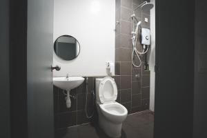 a bathroom with a toilet and a sink at HM Residence 11pax Setia City Convention in Shah Alam +17 photos