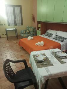 a room with two beds and a table and a chair at Casa del dottore in Cefalù