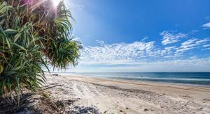 贝尔拉拉Coastal Comforts with Pumicestone Passage Views的享有大海美景的沙滩
