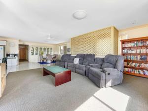 贝尔拉拉Coastal Comforts with Pumicestone Passage Views的带沙发和咖啡桌的客厅