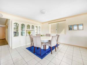 贝尔拉拉Coastal Comforts with Pumicestone Passage Views的相册照片