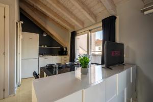 Una cocina o zona de cocina en Rooftop Corso Como con terrazzo privato
