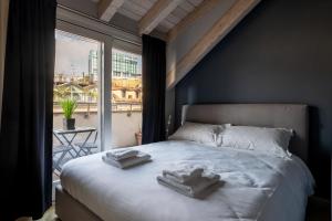 Postel nebo postele na pokoji v ubytování Rooftop Corso Como con terrazzo privato