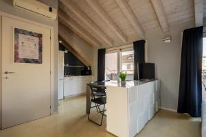 Una cocina o zona de cocina en Rooftop Corso Como con terrazzo privato