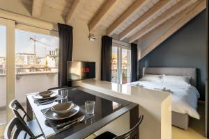 Postel nebo postele na pokoji v ubytování Rooftop Corso Como con terrazzo privato