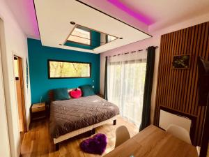 Posteľ alebo postele v izbe v ubytovaní Love room avec jacuzzi intérieur proche Blagnac + 17 fotografií