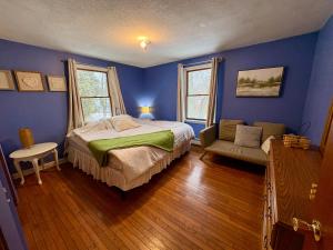 Ảnh trong thư viện ảnh của Walk to neighborhood lake ở Narragansett