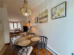 Ảnh trong thư viện ảnh của Walk to neighborhood lake ở Narragansett