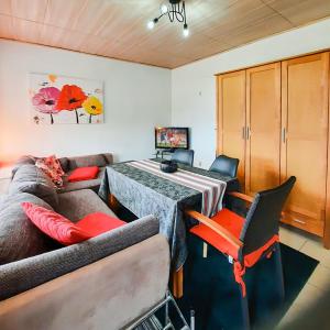 a living room with a table and a couch at Bungalow 2 in Quetzin