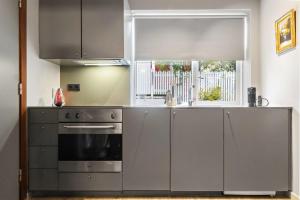 Dapur atau dapur kecil di Astro Apartments