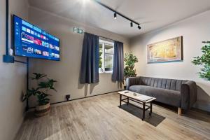 Televisyen dan/atau pusat hiburan di Astro Apartments