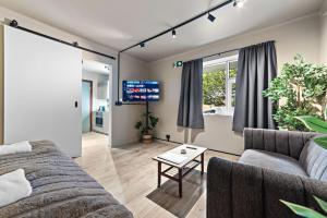 Televisyen dan/atau pusat hiburan di Astro Apartments