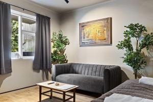 Ruang duduk di Astro Apartments