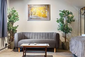 Ruang duduk di Astro Apartments