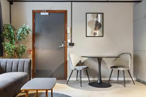 Ruang duduk di Astro Apartments