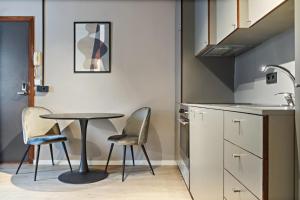 Dapur atau dapur kecil di Astro Apartments