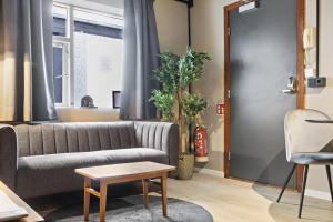 Ruang duduk di Astro Apartments