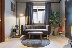 Ruang duduk di Astro Apartments