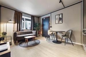 Ruang duduk di Astro Apartments