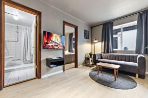 Bilik mandi di Astro Apartments