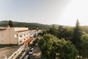 Eine Draufsicht auf eine Straße in einer Stadt mit Autos in der Unterkunft Casa do Parque Nature & Heritage Hotel in Castelo de Vide