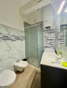 a bathroom with a toilet and a sink at Monolocale nuovo in centro storico in Levanto