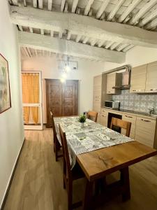 a kitchen and dining room with a table and chairs at Monolocale nuovo in centro storico in Levanto