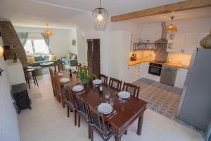 Η κουζίνα ή μικρή κουζίνα στο WOW!Ocean view house, just few steps from the beach
