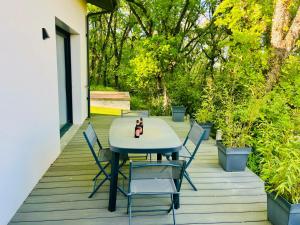 Vonkajšia záhrada v ubytovaní Love room avec jacuzzi intérieur proche Blagnac
