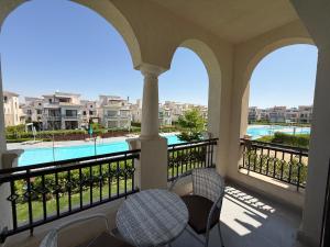 Bazén v ubytování Marassi North Coast Villa 5 bedrooms with nanny room Direct access on Crystal Lagoon Salerno nebo v jeho okolí