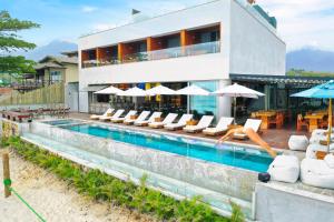 A piscina localizada em Duke Beach Hotel Maresias ou nos arredores