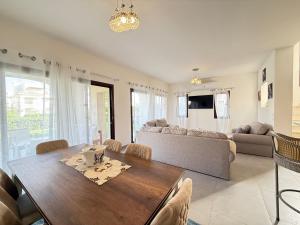 TV a/nebo společenská místnost v ubytování Marassi North Coast Villa 5 bedrooms with nanny room Direct access on Crystal Lagoon Salerno