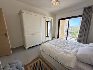Postel nebo postele na pokoji v ubytování Marassi North Coast Villa 5 bedrooms with nanny room Direct access on Crystal Lagoon Salerno