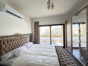 Postel nebo postele na pokoji v ubytování Marassi North Coast Villa 5 bedrooms with nanny room Direct access on Crystal Lagoon Salerno