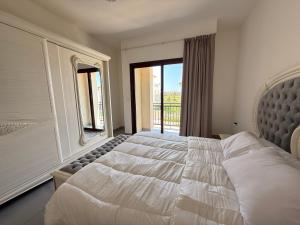 Postel nebo postele na pokoji v ubytování Marassi North Coast Villa 5 bedrooms with nanny room Direct access on Crystal Lagoon Salerno