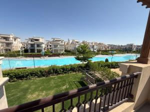 Bazén v ubytování Marassi North Coast Villa 5 bedrooms with nanny room Direct access on Crystal Lagoon Salerno nebo v jeho okolí