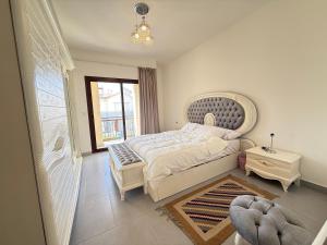 Postel nebo postele na pokoji v ubytování Marassi North Coast Villa 5 bedrooms with nanny room Direct access on Crystal Lagoon Salerno